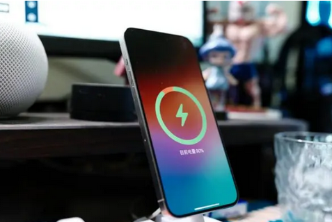 周村苹果15换屏服务分享用什么充电器给iPhone15充电更好 